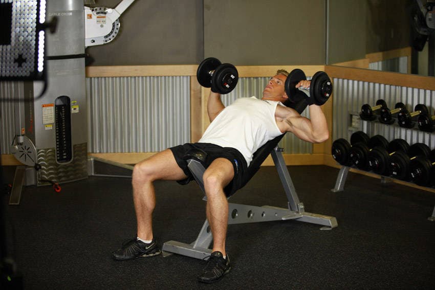 Incline dumbbell press: Bottom