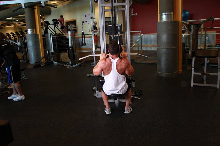 Lat pulldown: Bar to the chest
